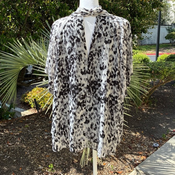 RACHEL Rachel Roy Black and White Leopard Print Short Sleeved Top 3X - Picture 3 of 6